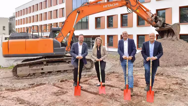 Beim Spatenstich: (v.l.) Thomas Nitzsche, Beate Wachenbrunner, Ulrich S. Schubert und Georg Pohnert.