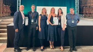 Prof. Schubert, Geschäftsführerin Dr. Stephanie Schubert und ihr Team mit dem Preis