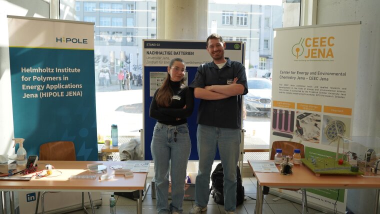 Team beim MINT-Festival Jena präsentiert Batterieforschung mit HIPOLE und CEEC Jena.
