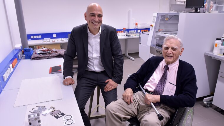 Prof. Goodenough und Prof. Schubert im Labor des CEEC Jena