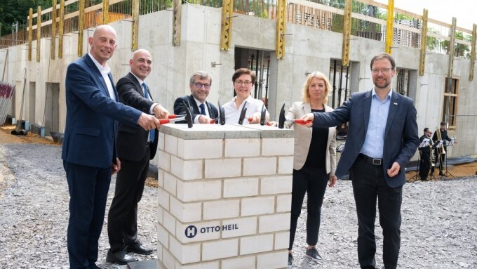 Wolfgang Tiefensee, Thüringens Wissenschaftsminister, Prof. Dr. Ulrich S. Schubert, Direktor des CEEC Jena, Prof. Dr. Walter Rosenthal, Präsident der Universität, Heike Taubert, Finanzministerin Thüringens, Susanna Karawanskij, Staatssekretärin im Thüringer Ministerium für Infrastruktur und Landwirtschaft, und Dr. Thomas Nitzsche, Oberbürgermeister von Jena, (v. li.) während der Grundsteinlegung.